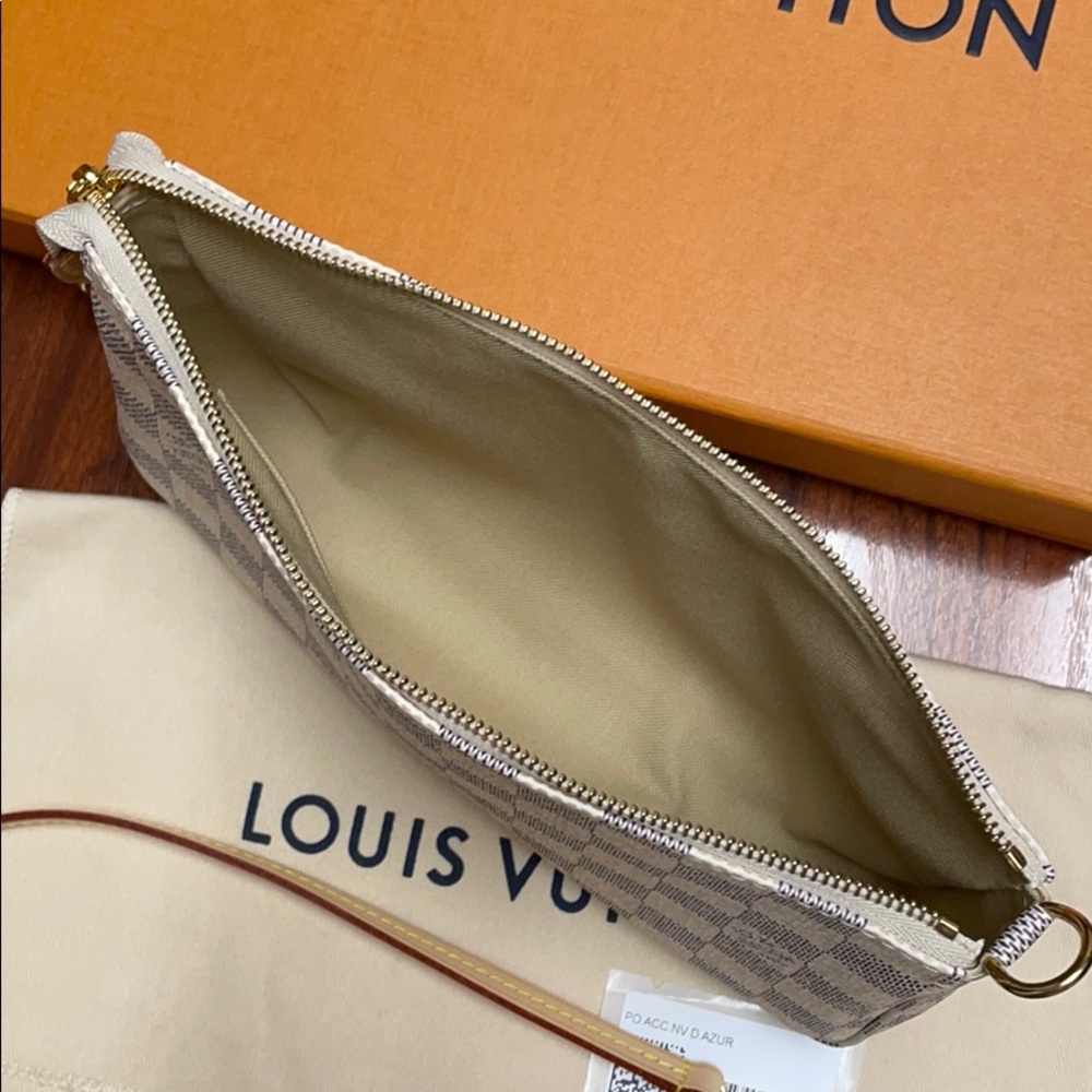 🛑SOLD🛑 LV Pochette Accessoires Damier Azur - Picture 9 of 11